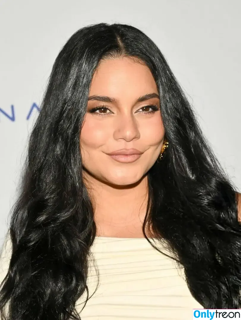 Vanessa Hudgens голая photo #1066 (VanessaHudgens)