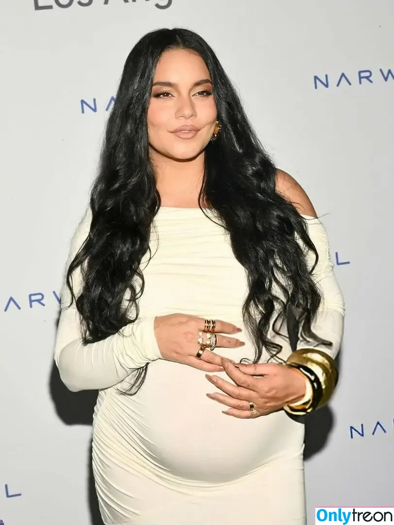 Vanessa Hudgens голая photo #1067 (VanessaHudgens)