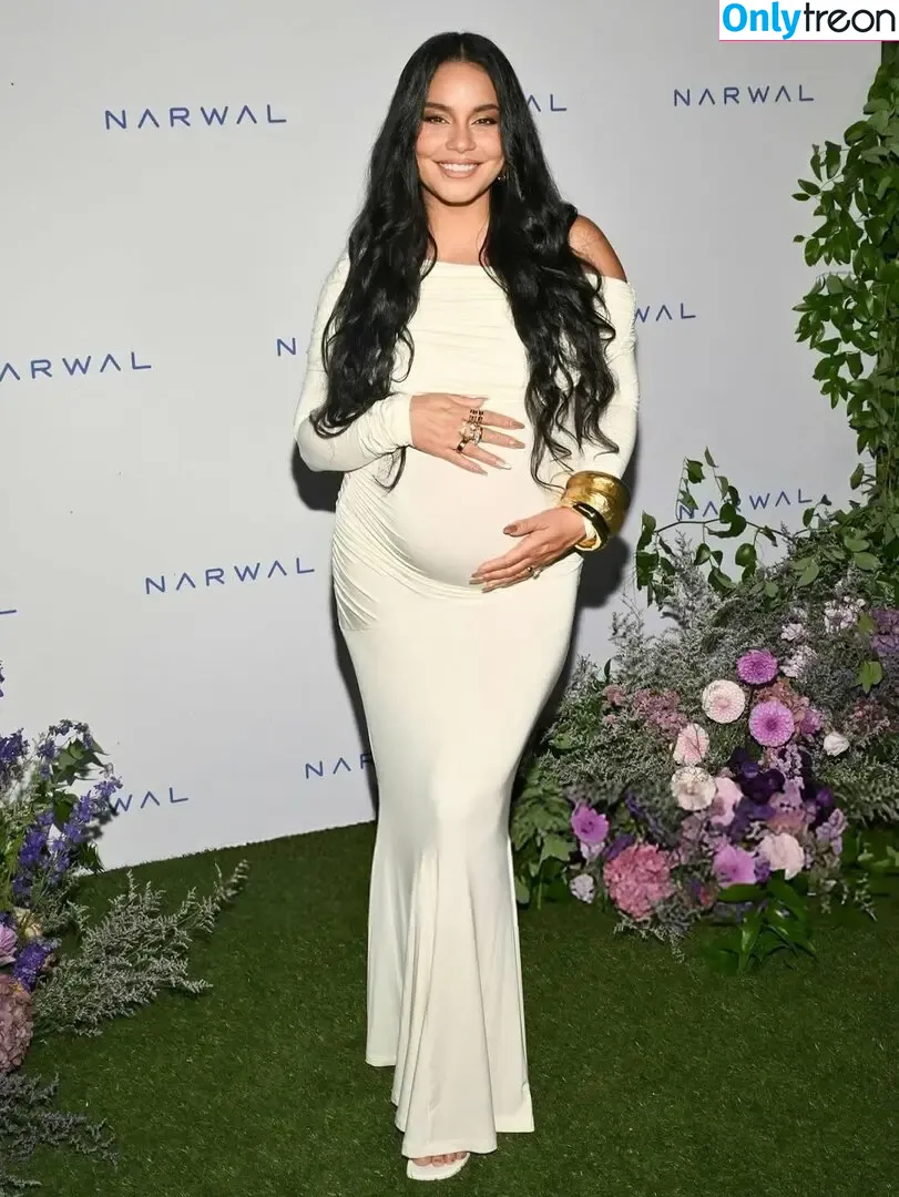 Vanessa Hudgens голая photo #1068 (VanessaHudgens)
