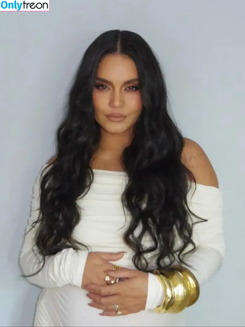 Vanessa Hudgens голая photo #1079 (VanessaHudgens)