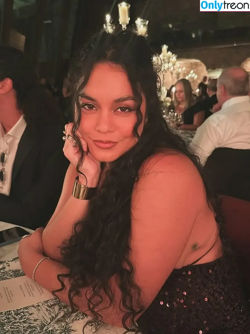 Vanessa Hudgens nude photo #1082 (VanessaHudgens)