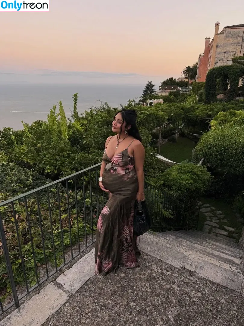 Vanessa Hudgens nude photo #1084 (VanessaHudgens)