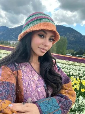 Vanessa Morgan / vanessamorgan фото голая #0050