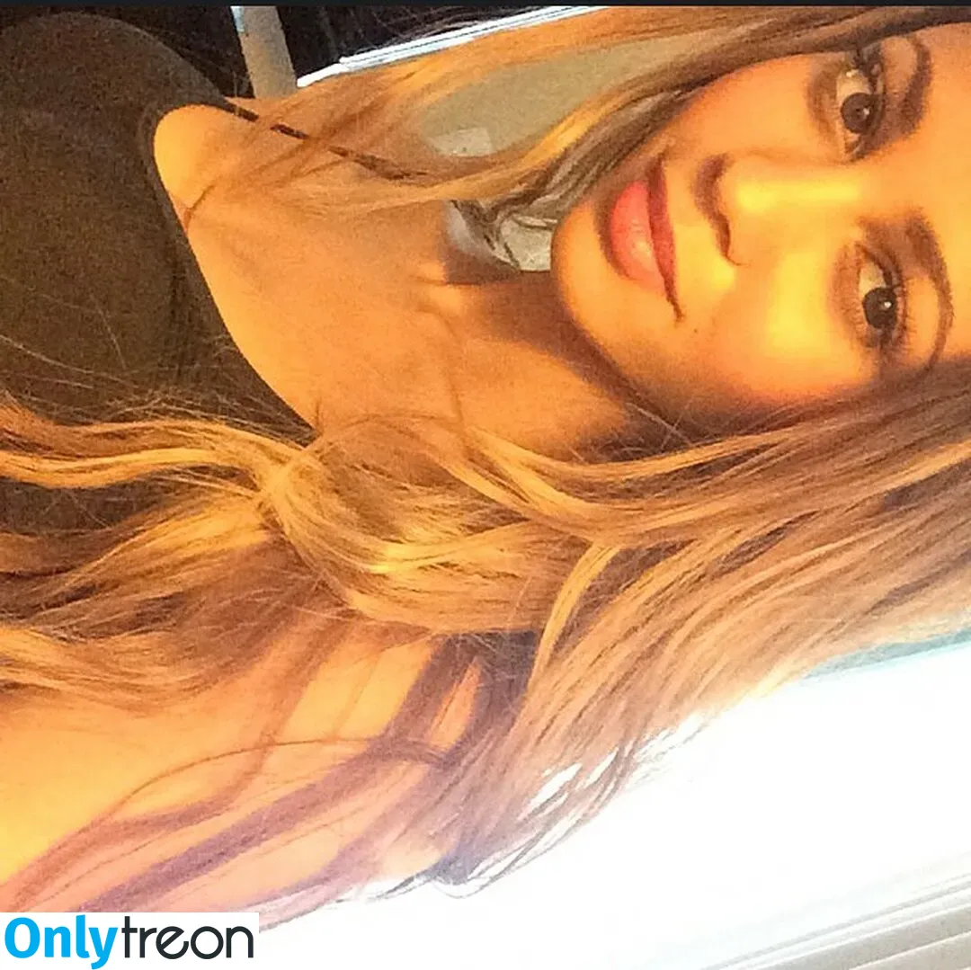 Vanessa Morgan голая photo #0003 (vanessamorgan)