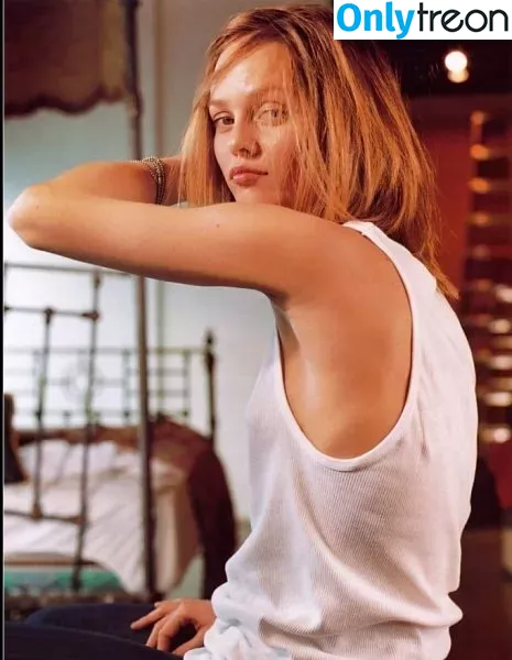 Vanessa Paradis nude photo #0009 (vanessa.paradis)