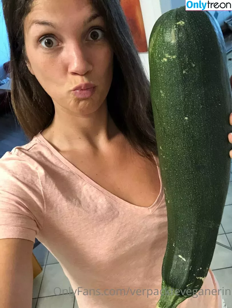 verpackteveganerin nude photo #0002 (diemilitanteveganerin)