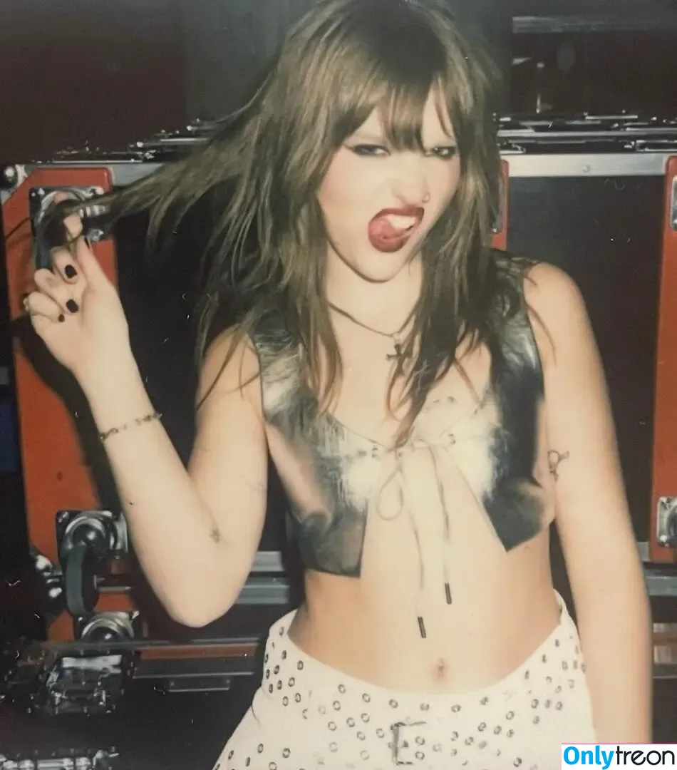 Victoria De Angelis голая photo #0526 (Maneskin bassist / vicdeangelis)