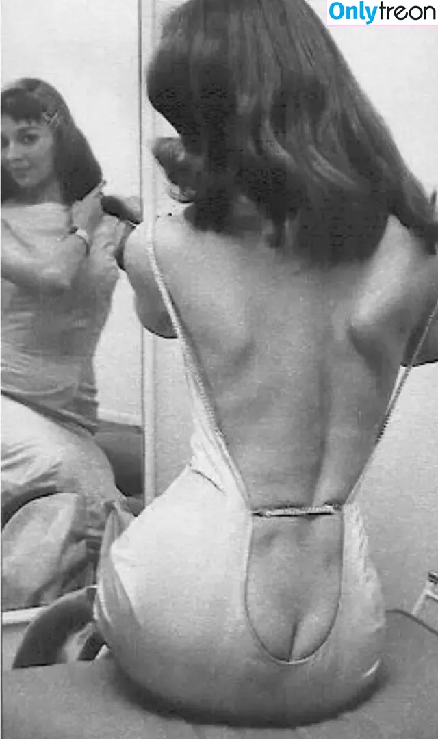 Vikki Dougan голая photo #0002 (vikkidougan)