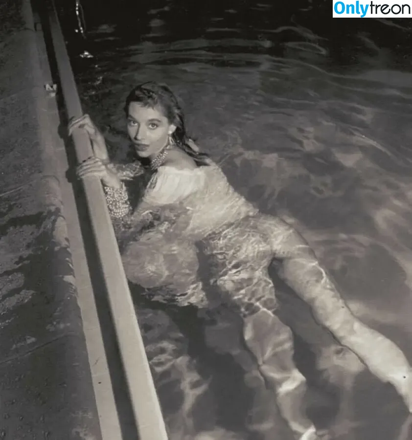 Vikki Dougan голая photo #0008 (vikkidougan)