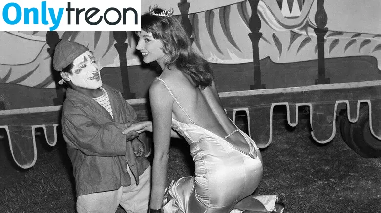 Vikki Dougan голая photo #0013 (vikkidougan)