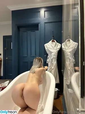Vikkzy nude photo #0029