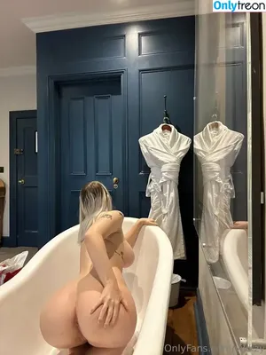 Vikkzy nude photo #0034