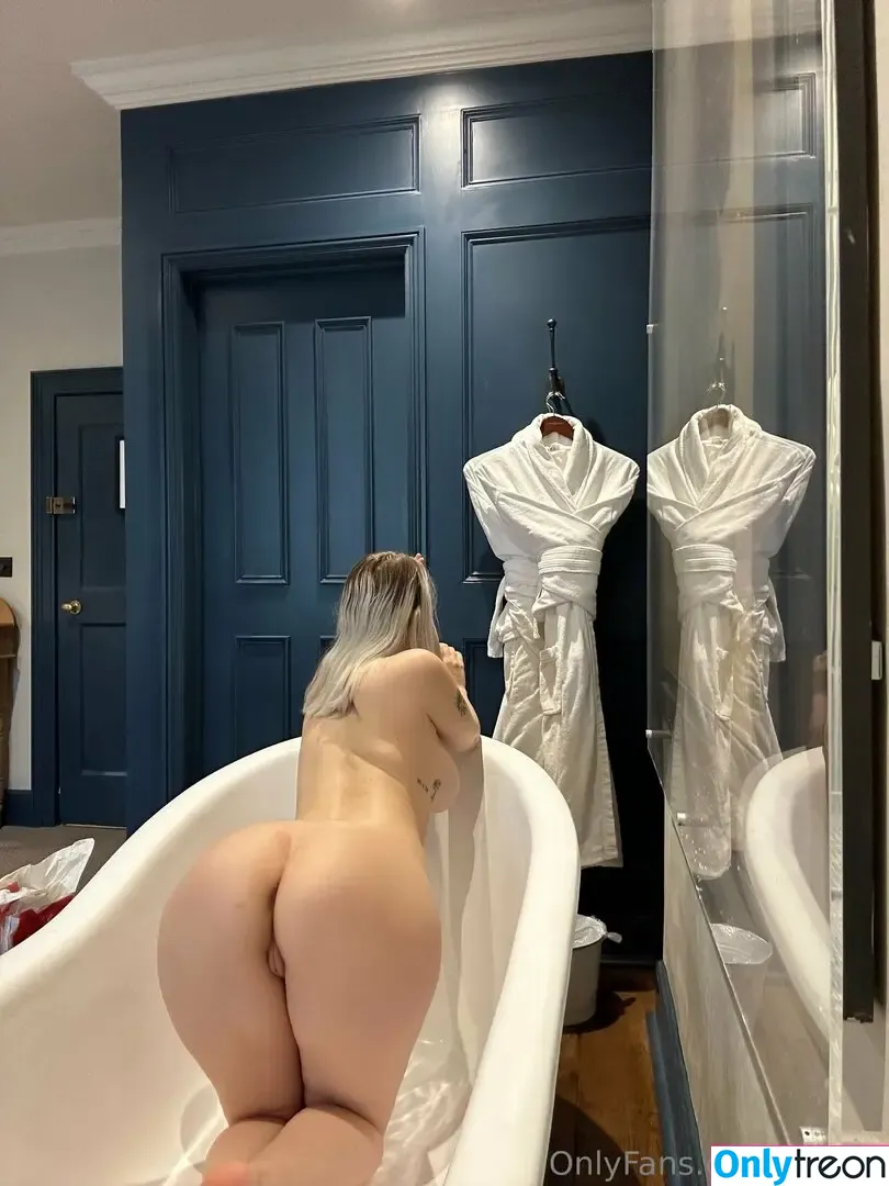 Vikkzy nude photo #0019 (Vikkzy)