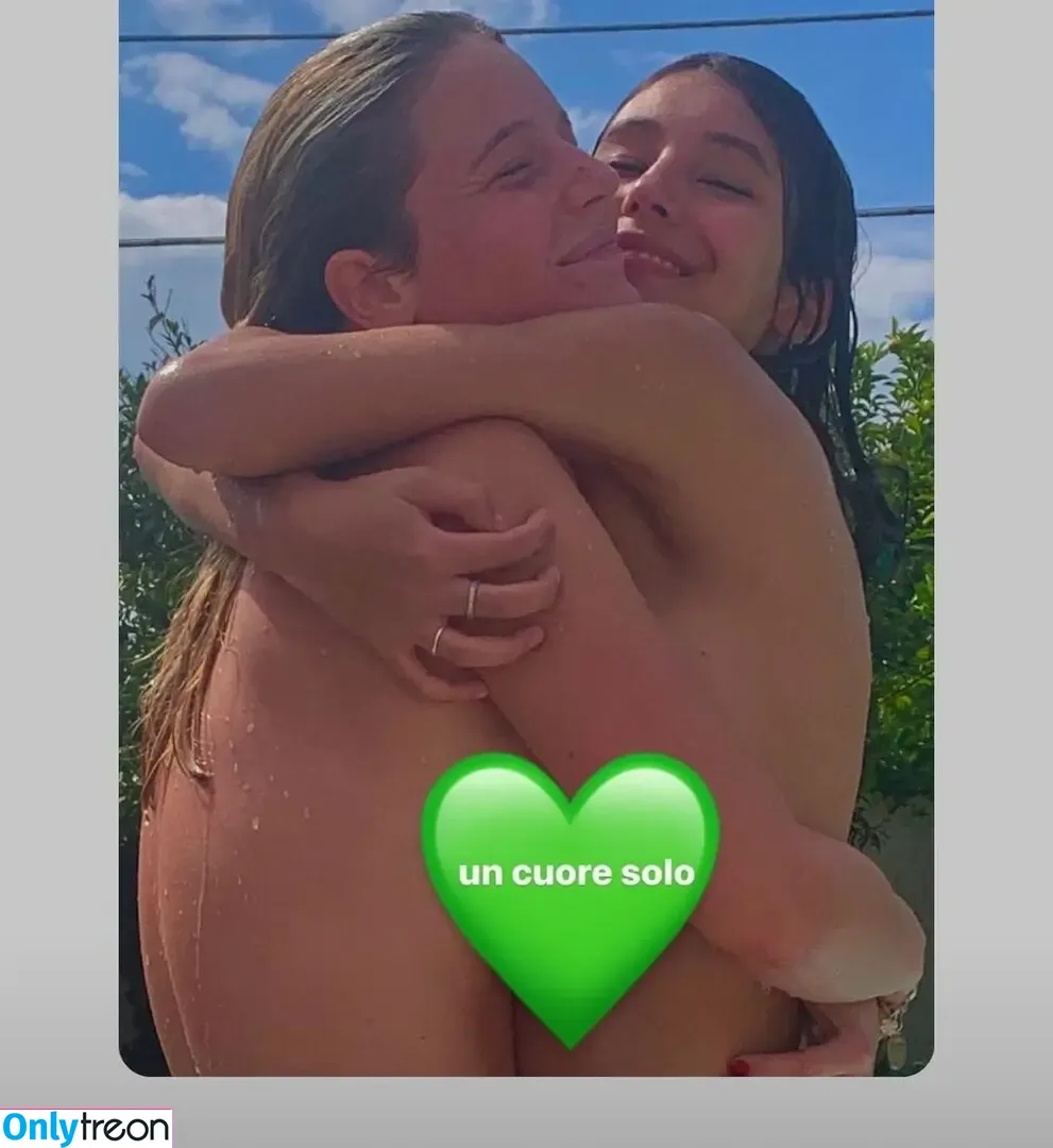 Vittoria nude photo #0215 (_viu__ / vittorialazzari)