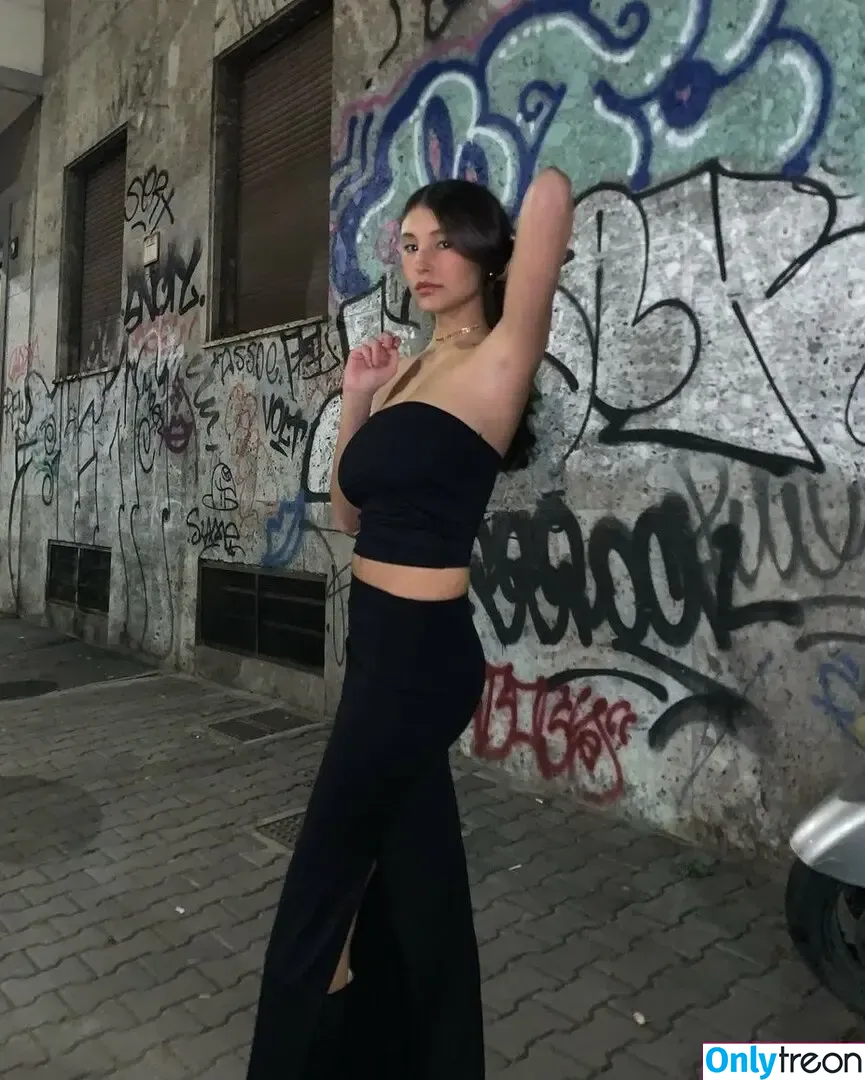 Vittoria nude photo #0234 (_viu__ / vittorialazzari)