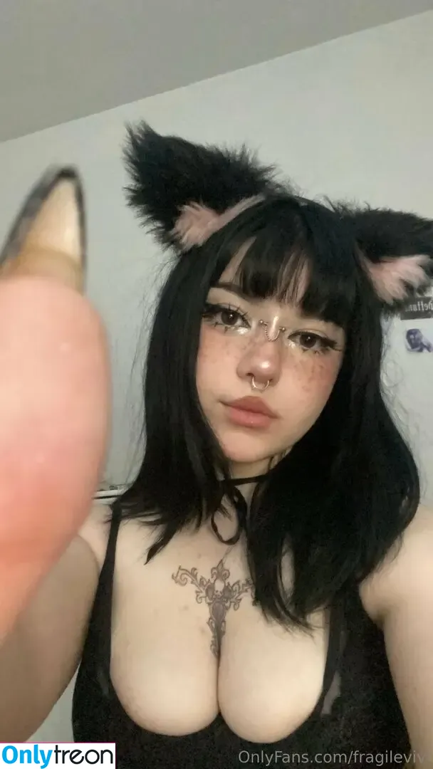 vivika nude photo #0003 (carbwlitio / fragiletodeath / fragilevivi)