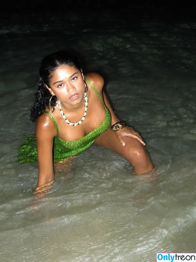 wahyne nude photo #0037 (beachhappy / wahyne_)