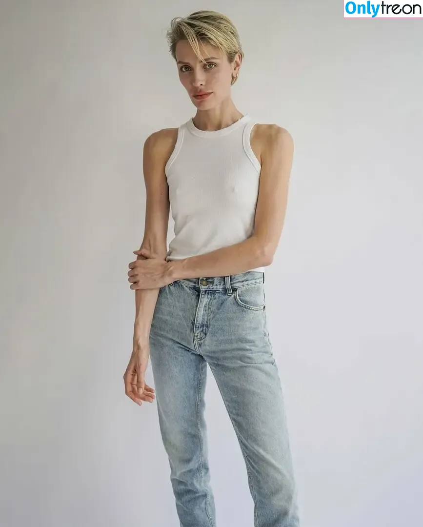 Wallis Day nude photo #0622 (wallisday)