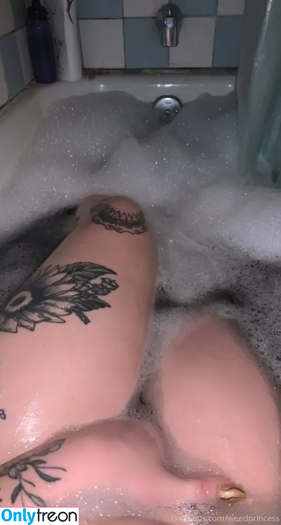 weedprincess nude photo #0022 (_.weedprincess._)