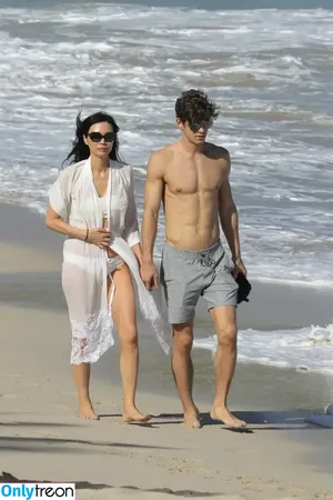 Wendi Deng Murdoch / wendimurdoch nude photo #0009