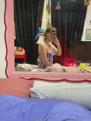 xxpissgirl420xx / xxgypsyyxx nude photo #0015