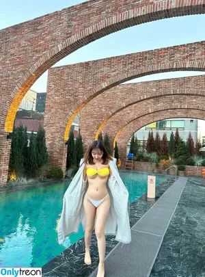 Y._.bly__ nude photo #0003