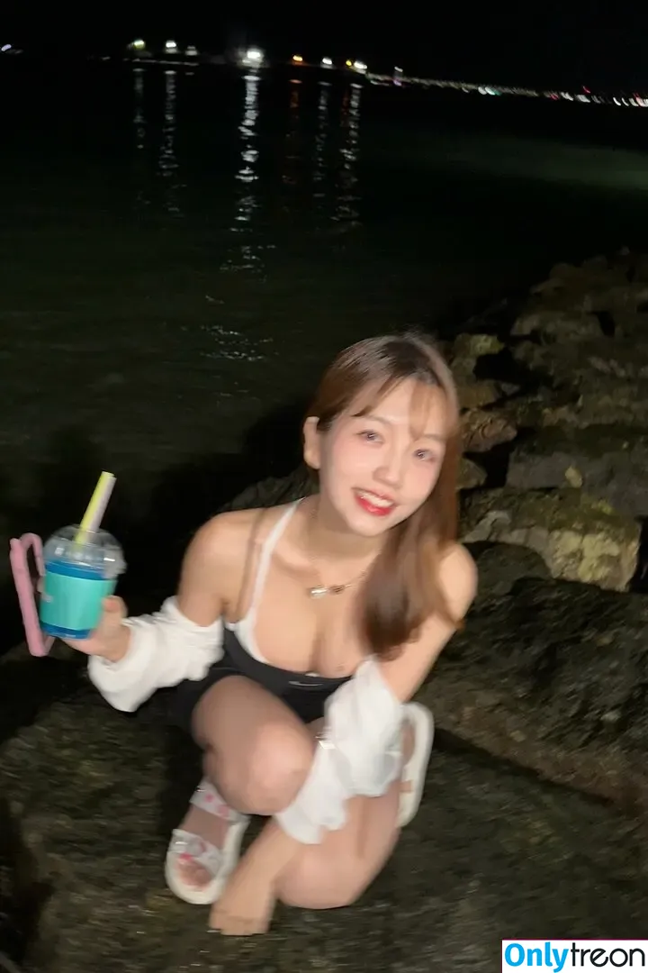 Y._.bly__ nude photo #0013 (Y._.bly__)