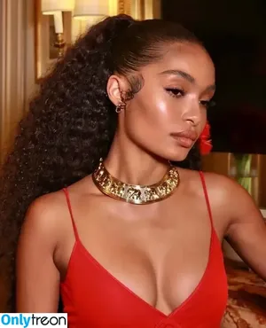 Yara Shahidi / yarashahidi nude photo #0014