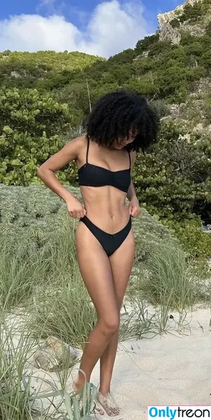 Yara Shahidi / yarashahidi nude photo #0017
