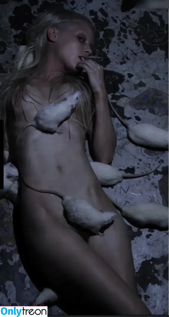 Yolandi Visser голая photo #0055 (dieantwoordd)