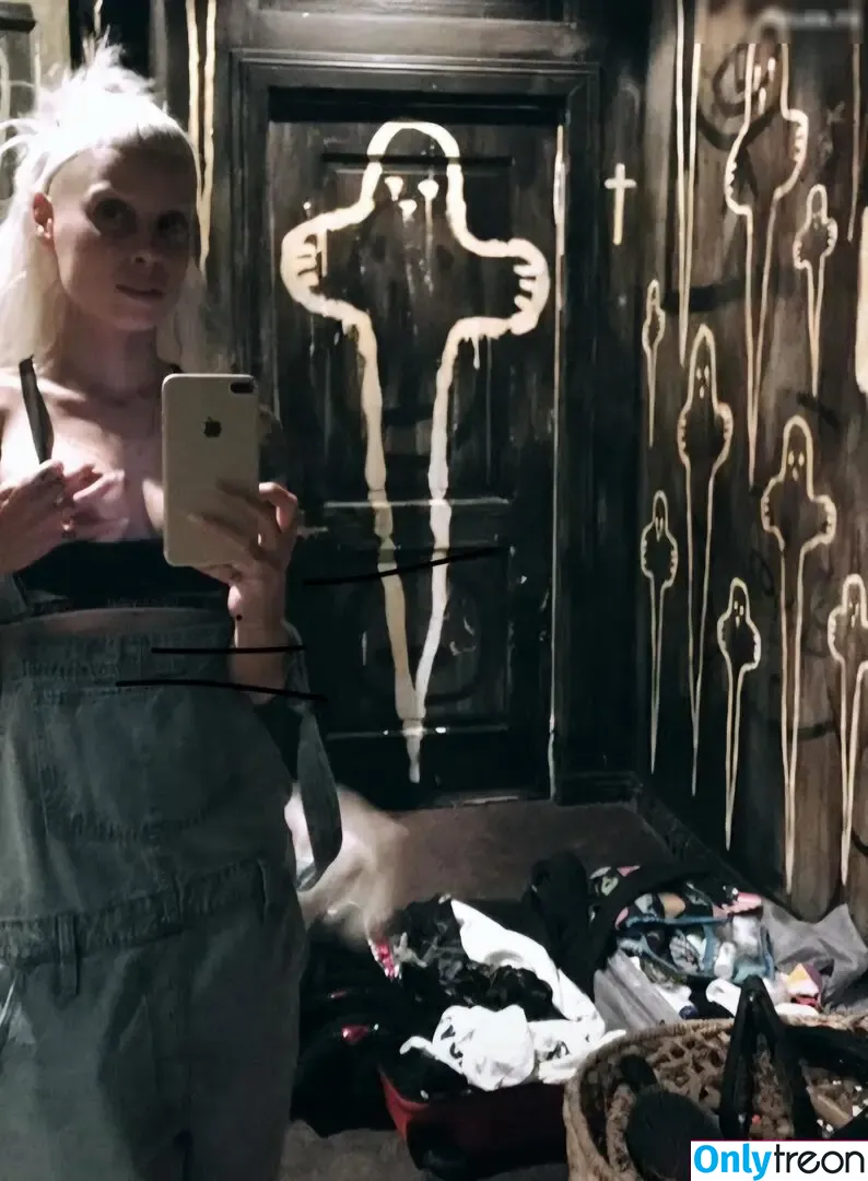Yolandi Visser голая photo #0063 (dieantwoordd)