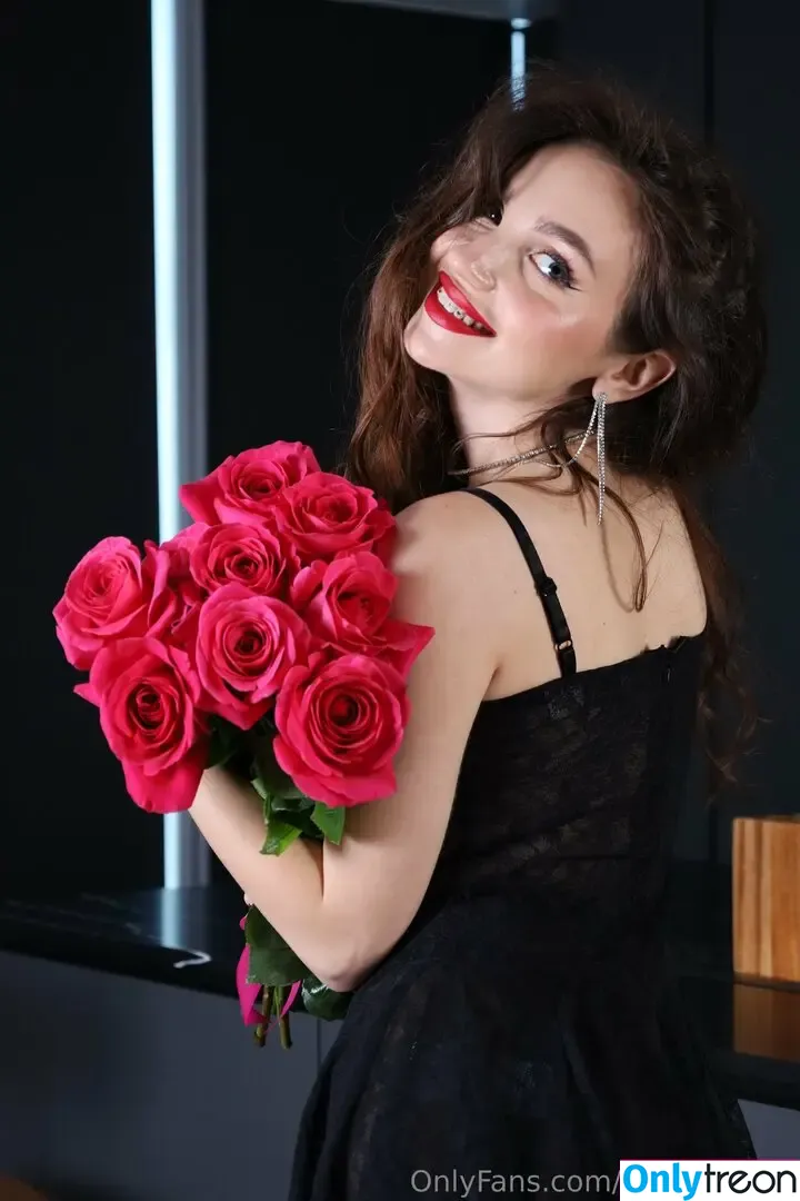 youngy.lizzy nude photo #0234 (Lizzy Youngy / lizz_youngy)