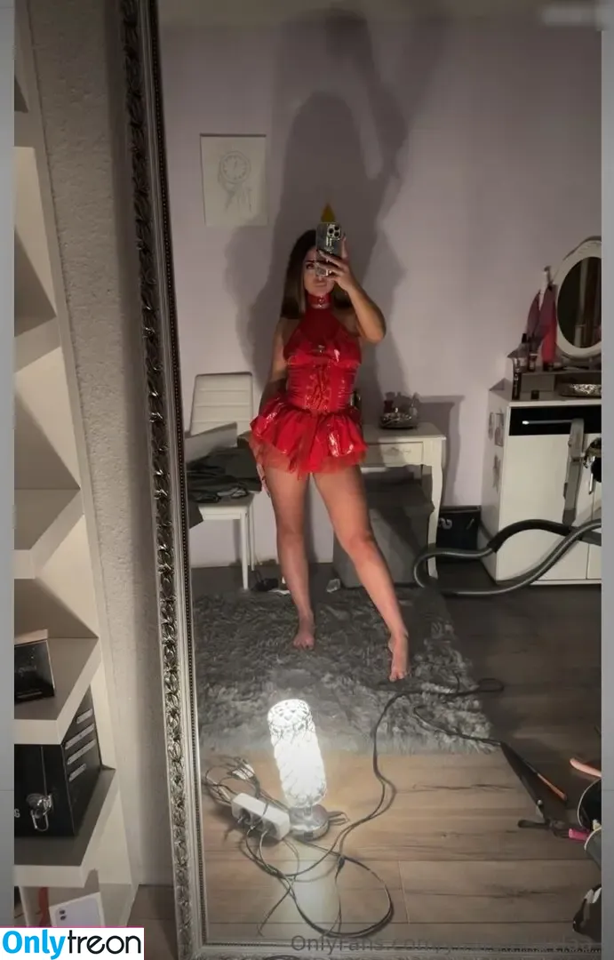 yourgirlilaylaa nude photo #0001 (yourgirlilaylaa)