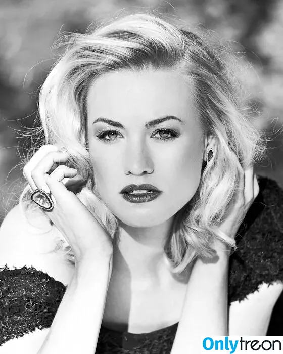 Yvonne Strahovski nude photo #0337 (y_strahovski / yvonnestrahovski)