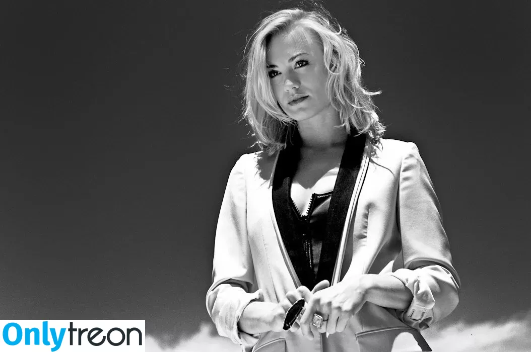 Yvonne Strahovski nude photo #0343 (y_strahovski / yvonnestrahovski)