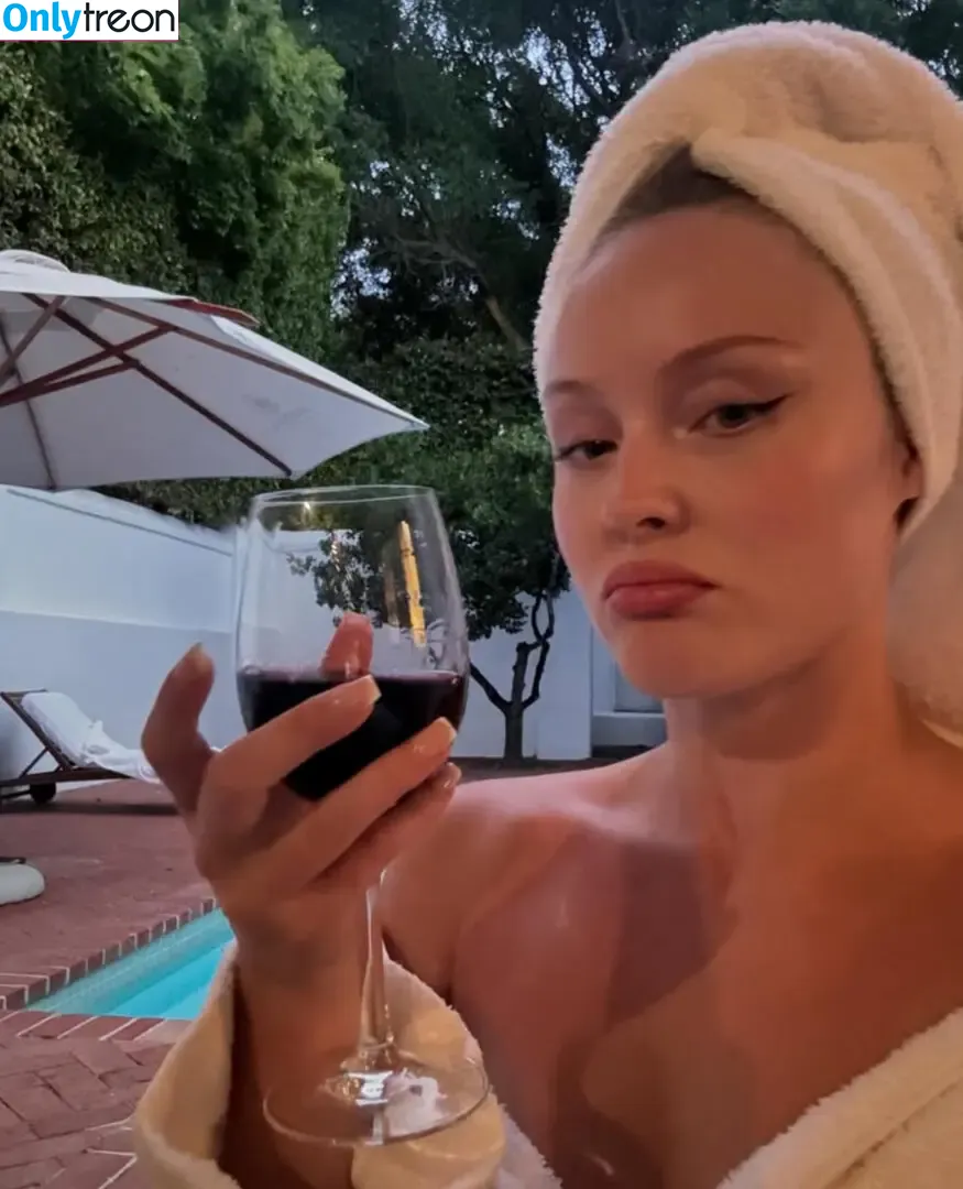 Zara Larsson nude photo #1403 (zaralarsson)