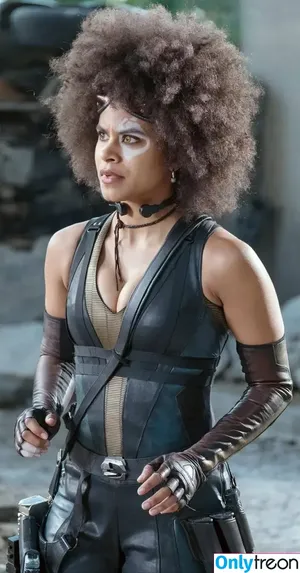 Zazie Beetz / zaziebeetz nude photo #0119