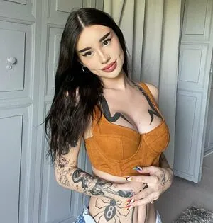 Zeliahxo / Female alien nude photo #0030