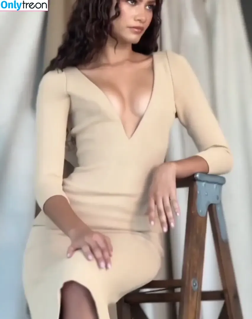 Zendaya nude photo #3814 (Zendaya)