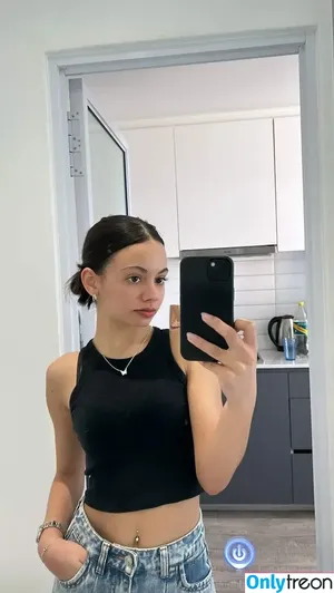 Zoe Manoek / heyitzoej nude photo #0019