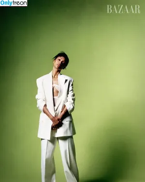 Zoe Saldana / zoesaldana nude photo #0869