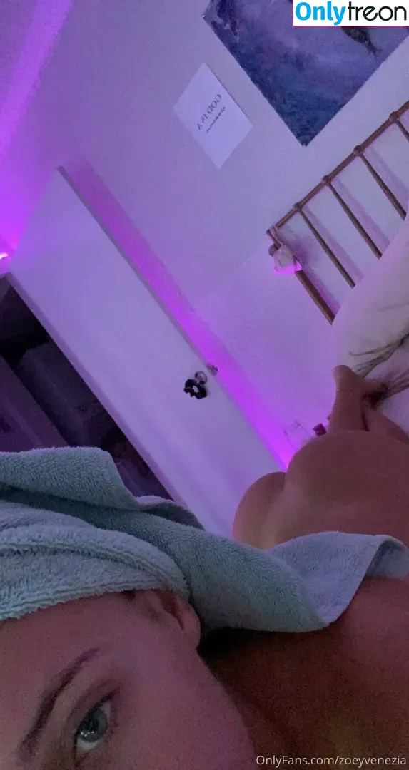 zoeyisasiren nude photo #0005 (Zoey / zoey._uen / zoeyveneziaa)