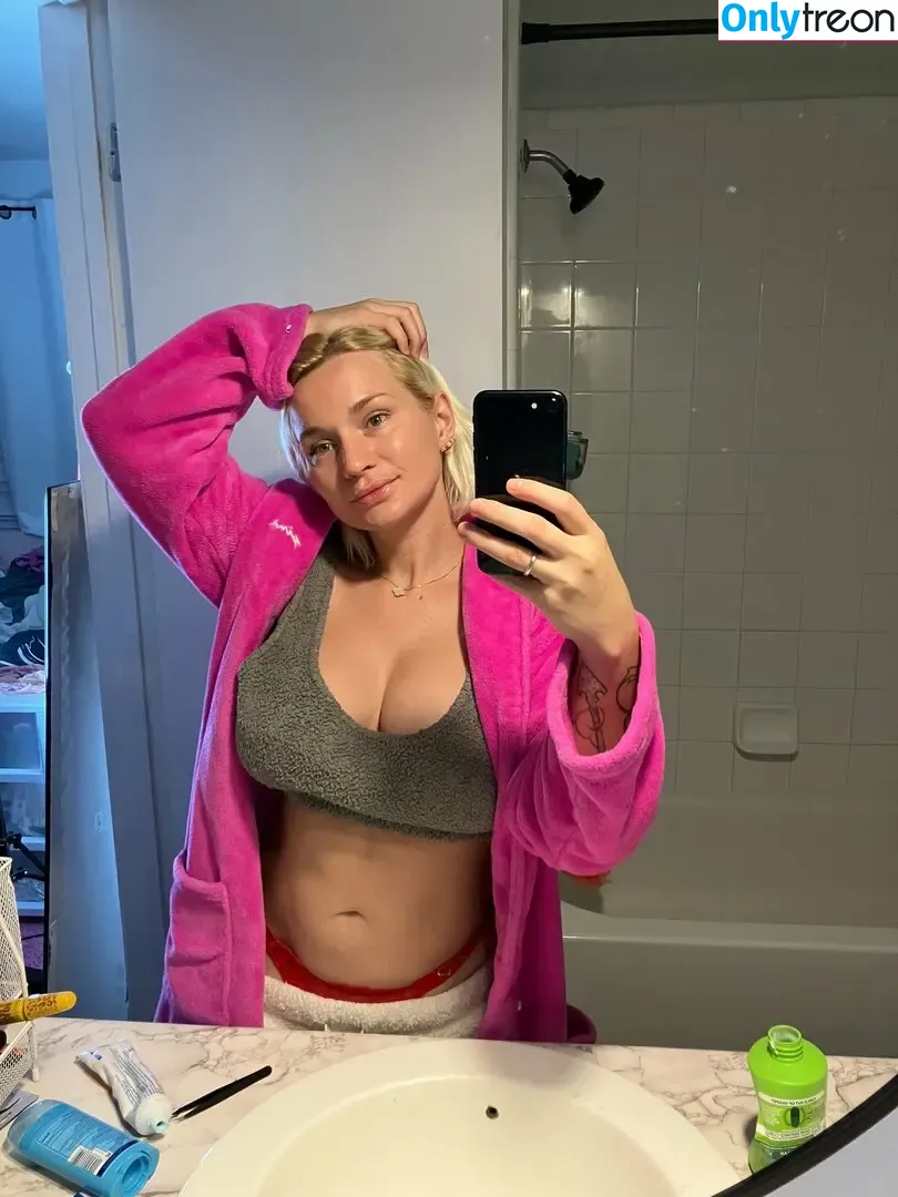 zoieburgher nude photo #0142 (luxezoie)