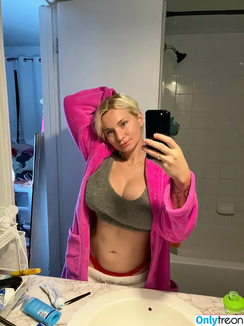 zoieburgher nude photo #0145 (luxezoie)