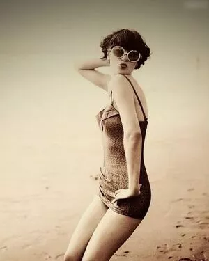 Zooey Deschanel / zooeydeschanel фото голая #0220