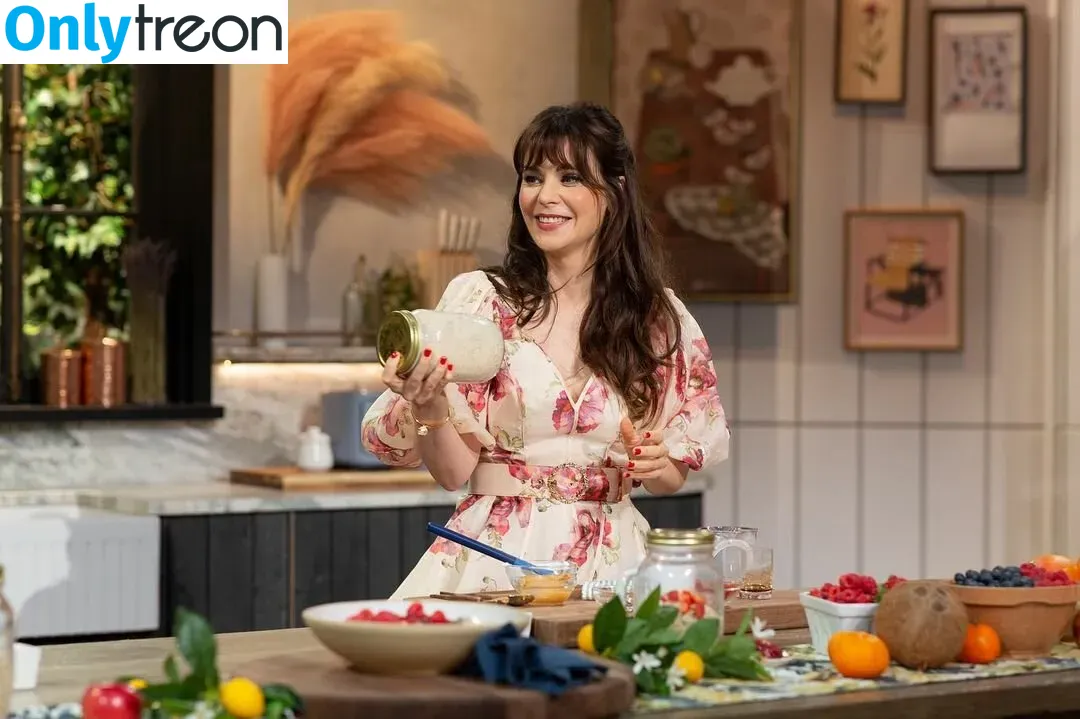 Zooey Deschanel голая photo #0066 (zooeydeschanel)