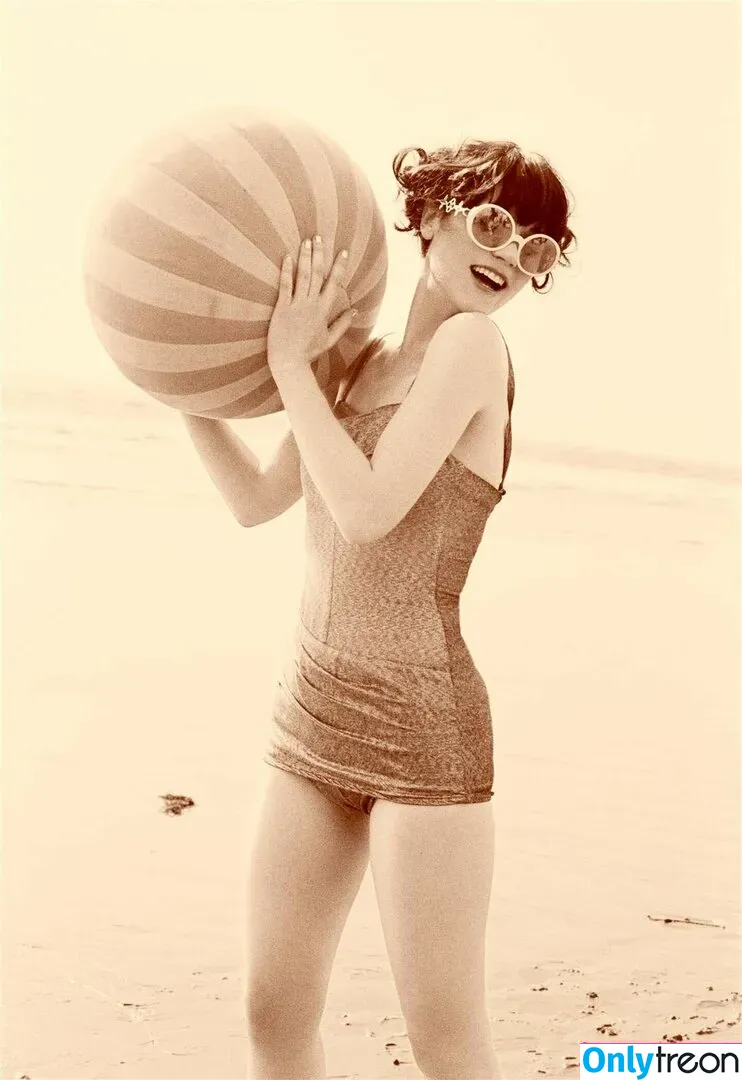 Zooey Deschanel голая photo #0077 (zooeydeschanel)