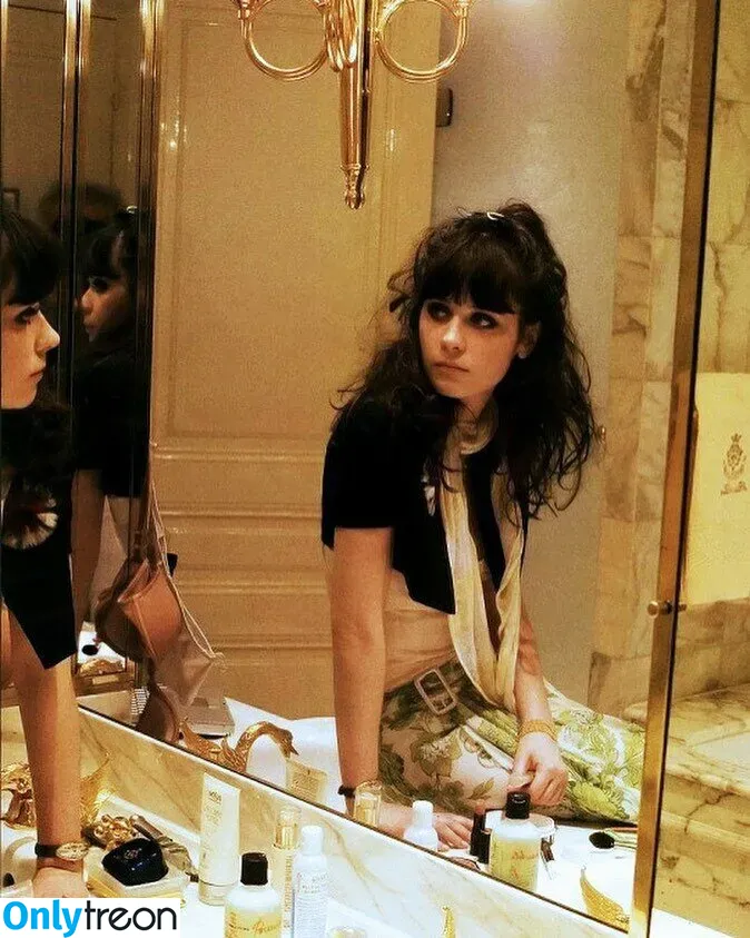 Zooey Deschanel голая photo #0093 (zooeydeschanel)